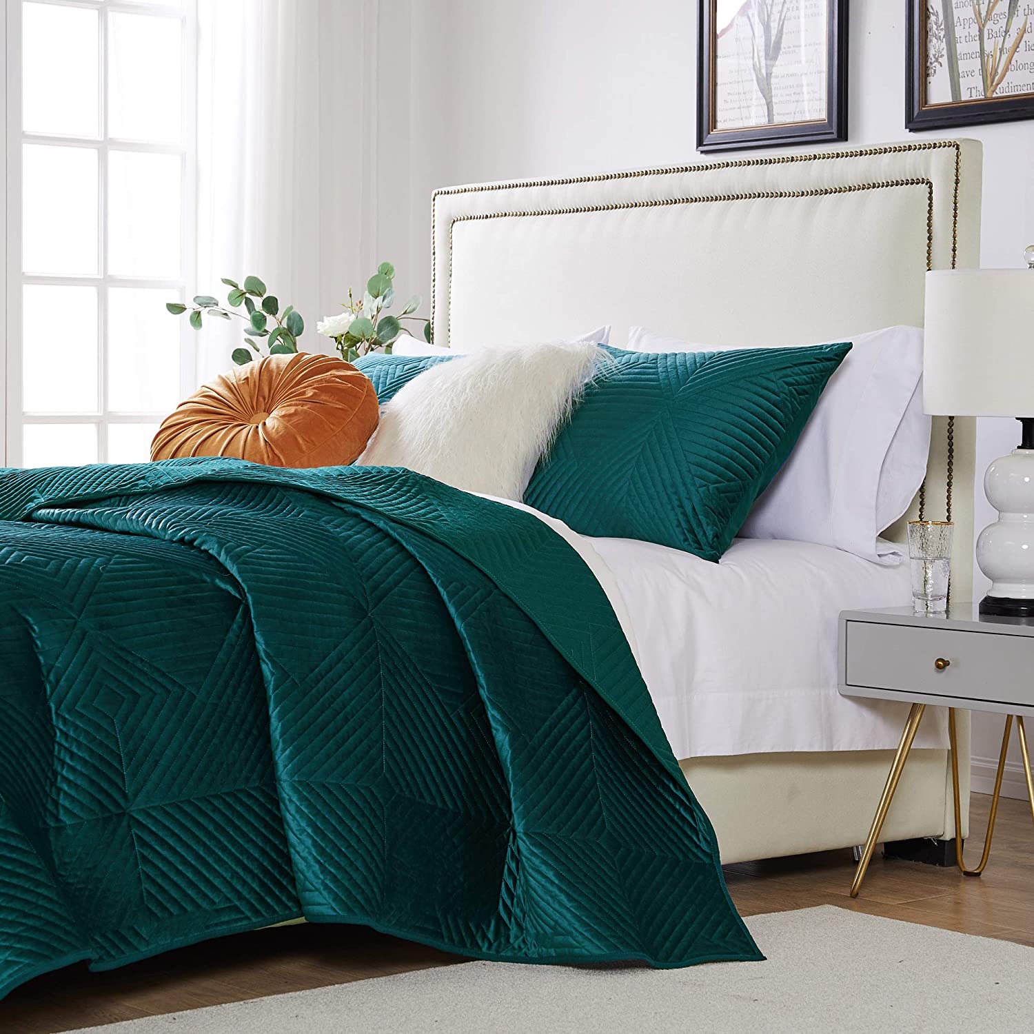 Sage green and white bedroom decor ideas. Pictured: A bedroom.