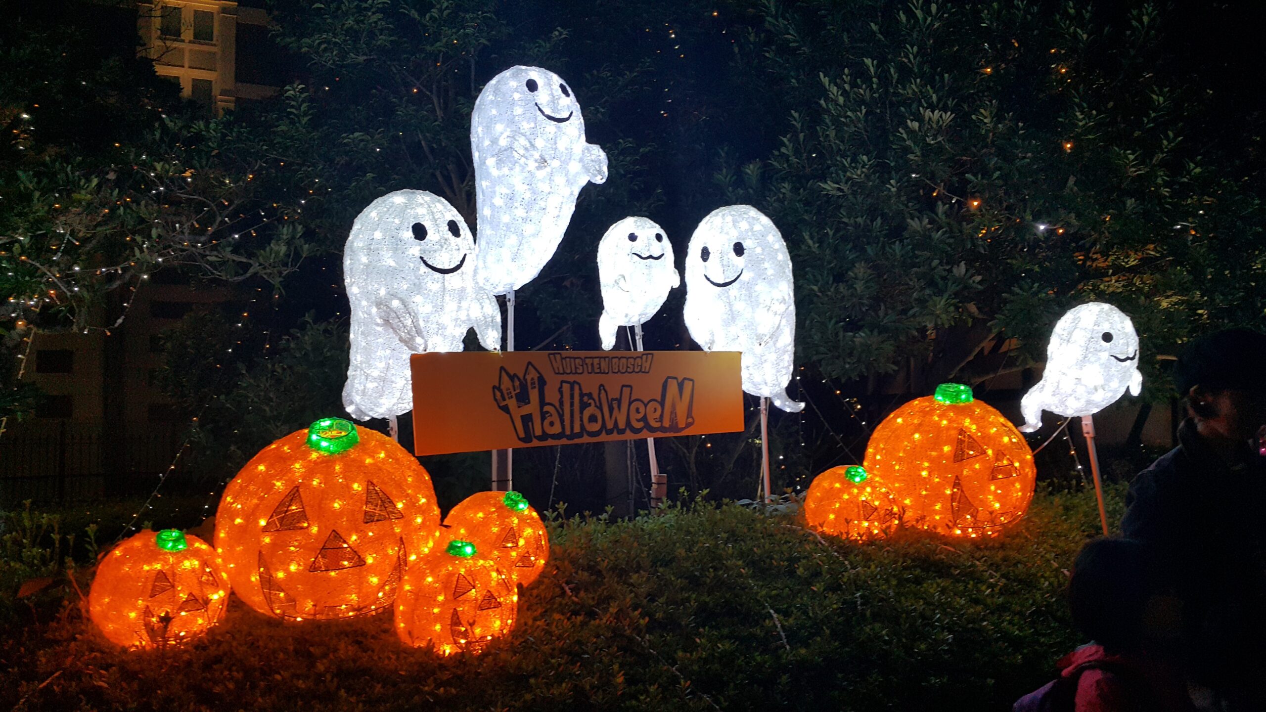 Ghost and pumpkin decorations for deep autumn color palettes. Pictured: Lit up ghost and pumpkin decorations.