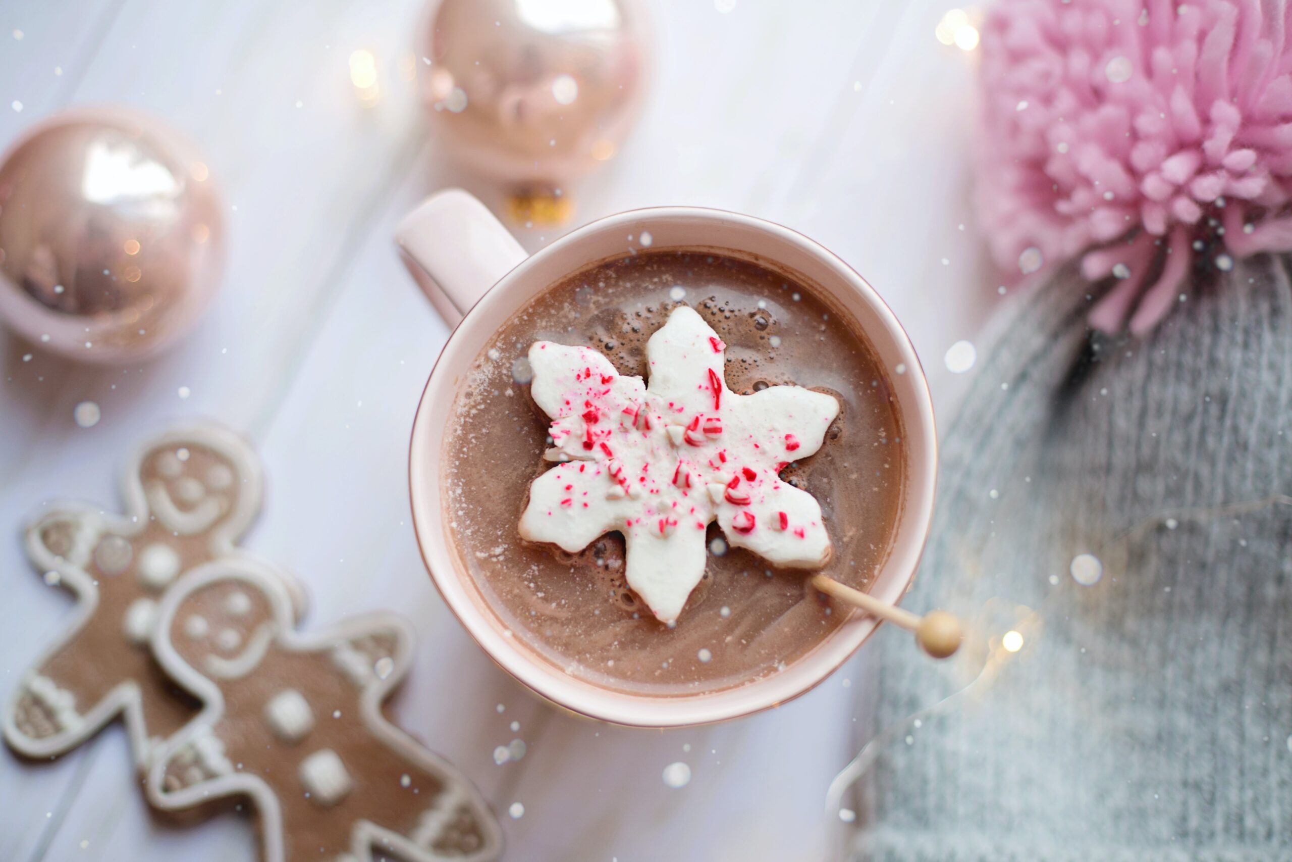 Everyone love a nice cup of hot chocolate! Have your kids make this fun Christmas craft to give out to teachers, neighbors, family members and others. Pictured: A cup of hot cocoa.