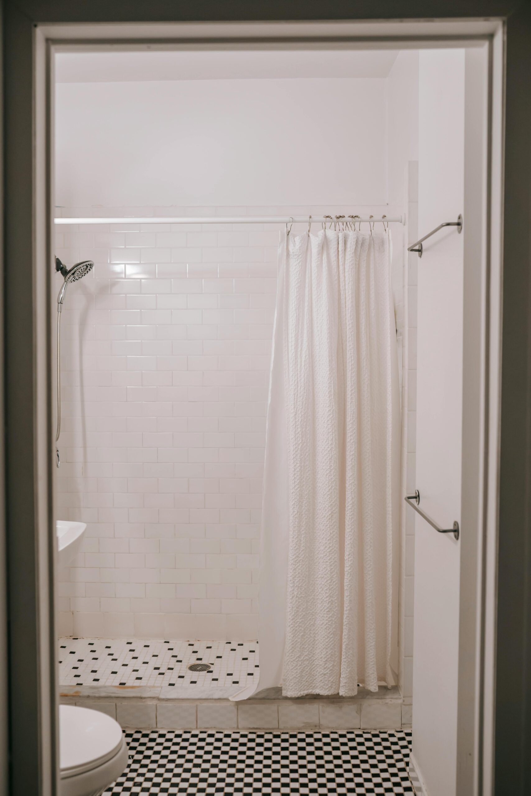 Minimal shower curtain