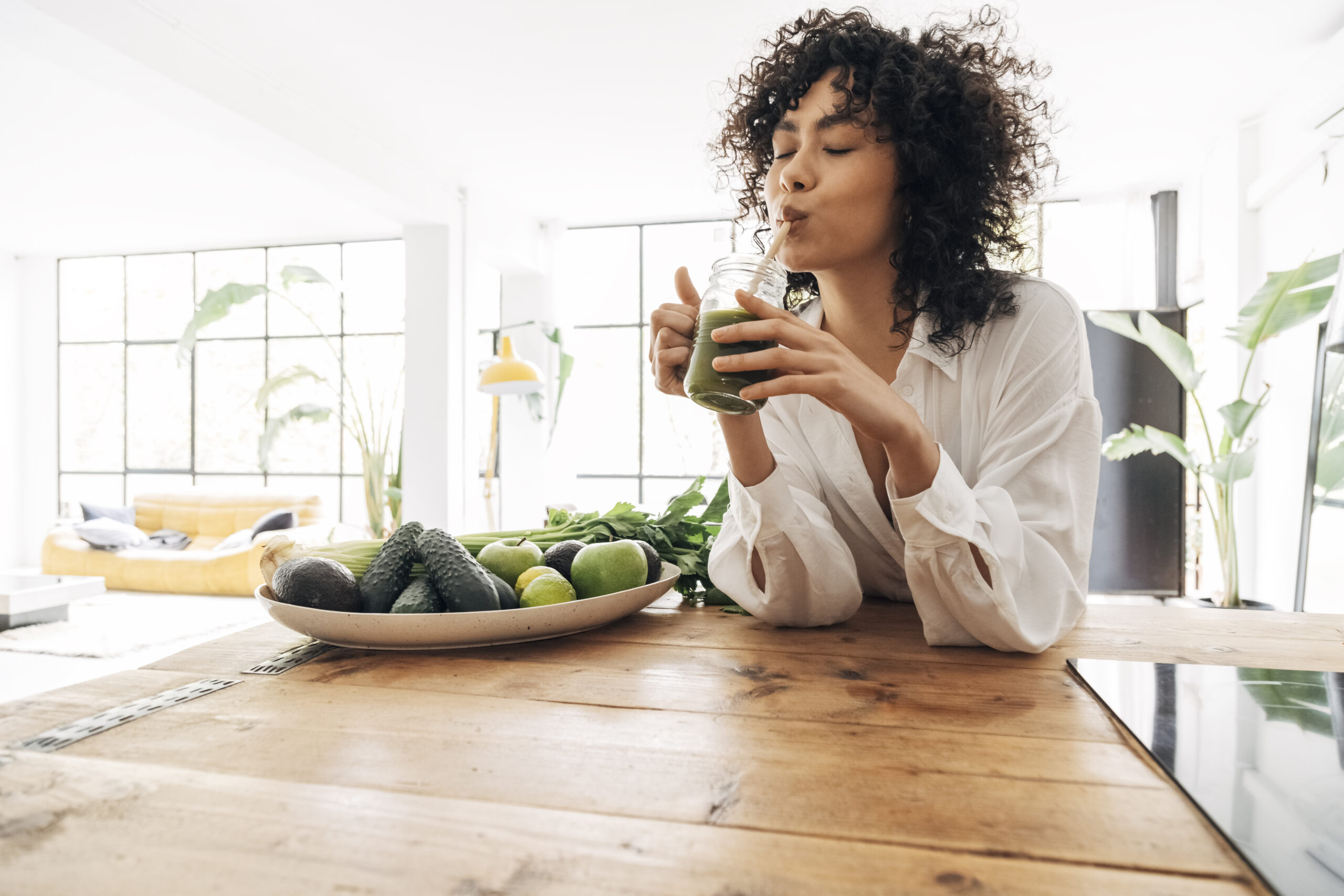 woman drinking green juice 