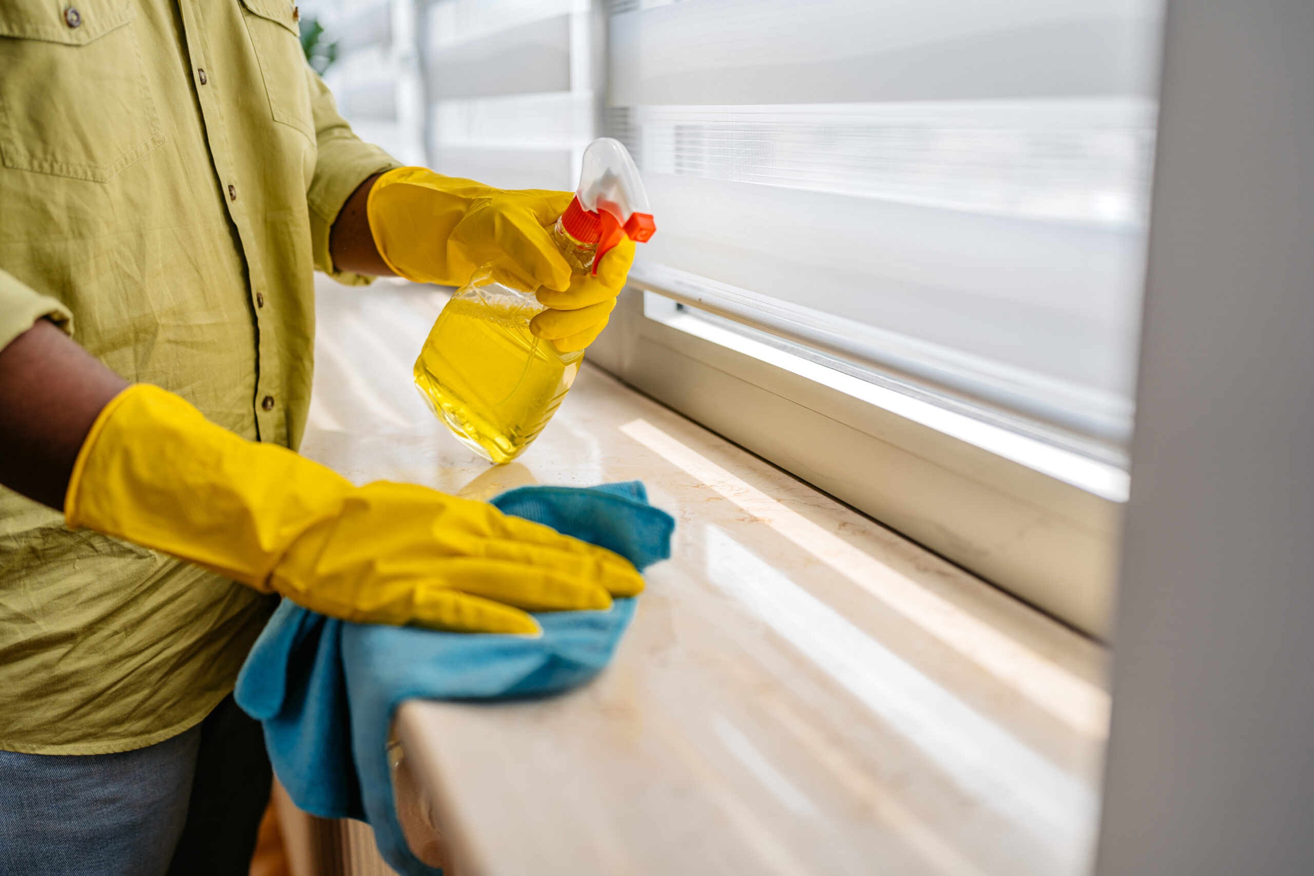 cleaning glass and mirrors with lemons