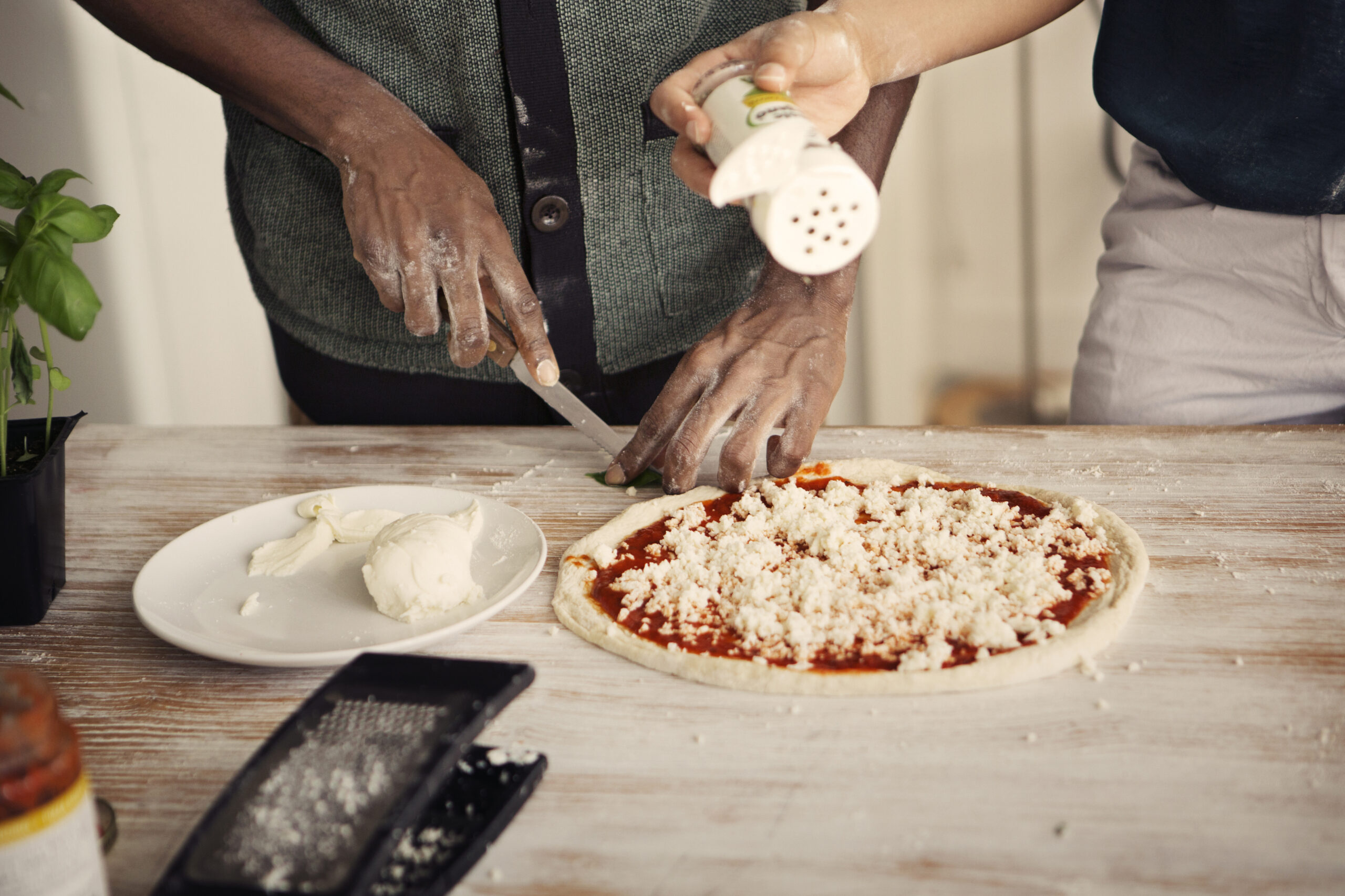 making personal pan pizza