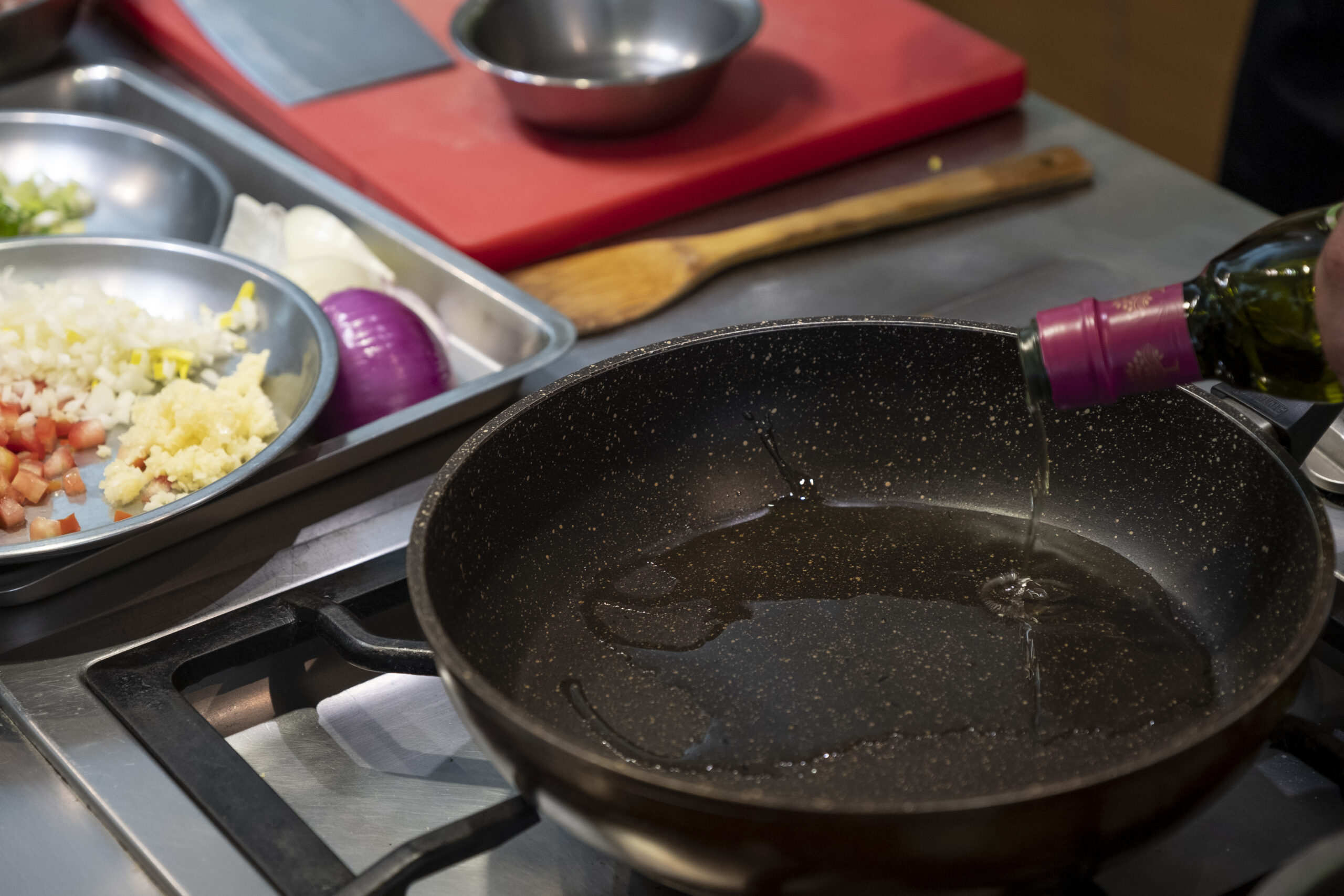 oiling cast iron skillet