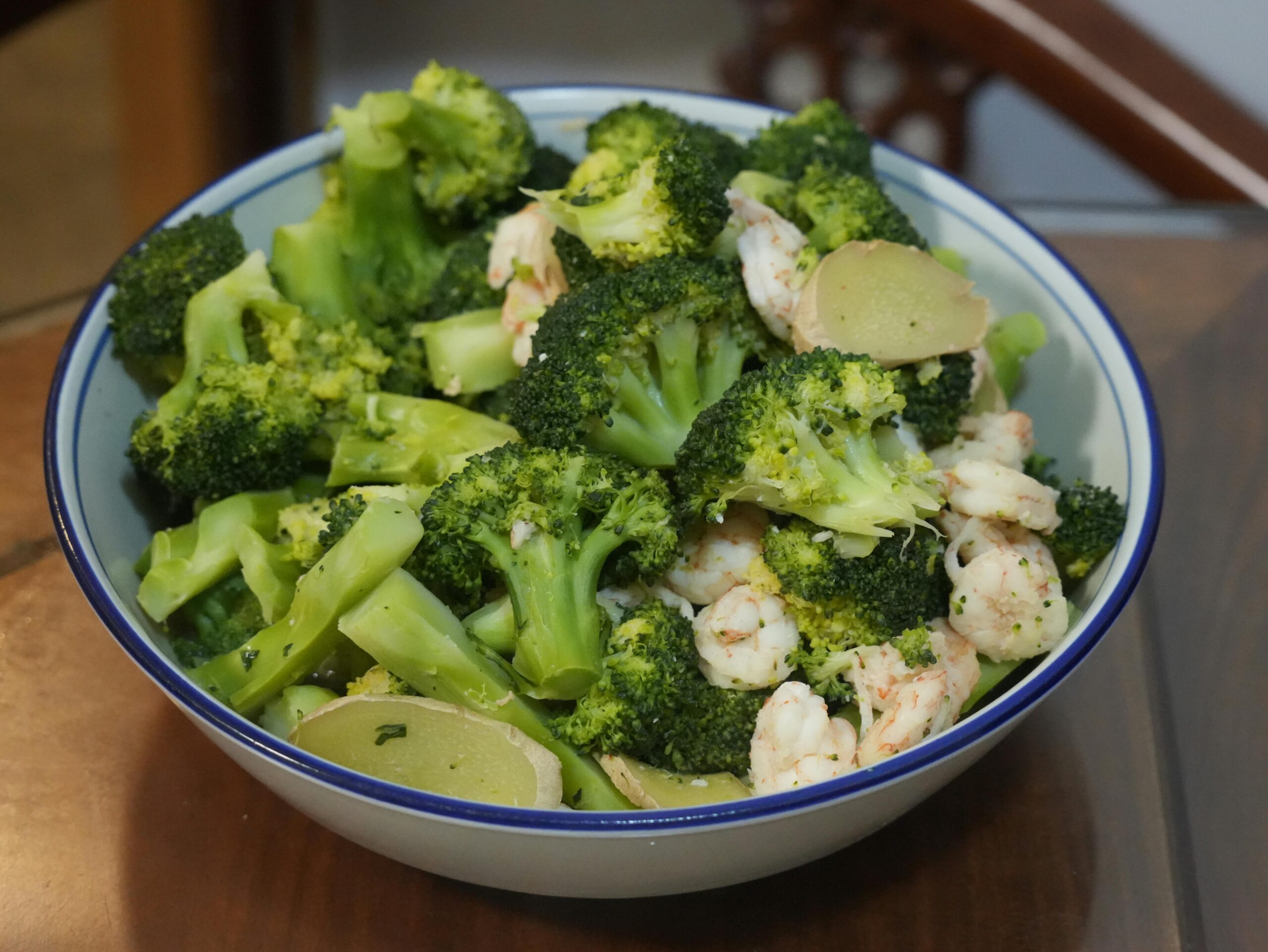 A bowl of broccoli and rice. 