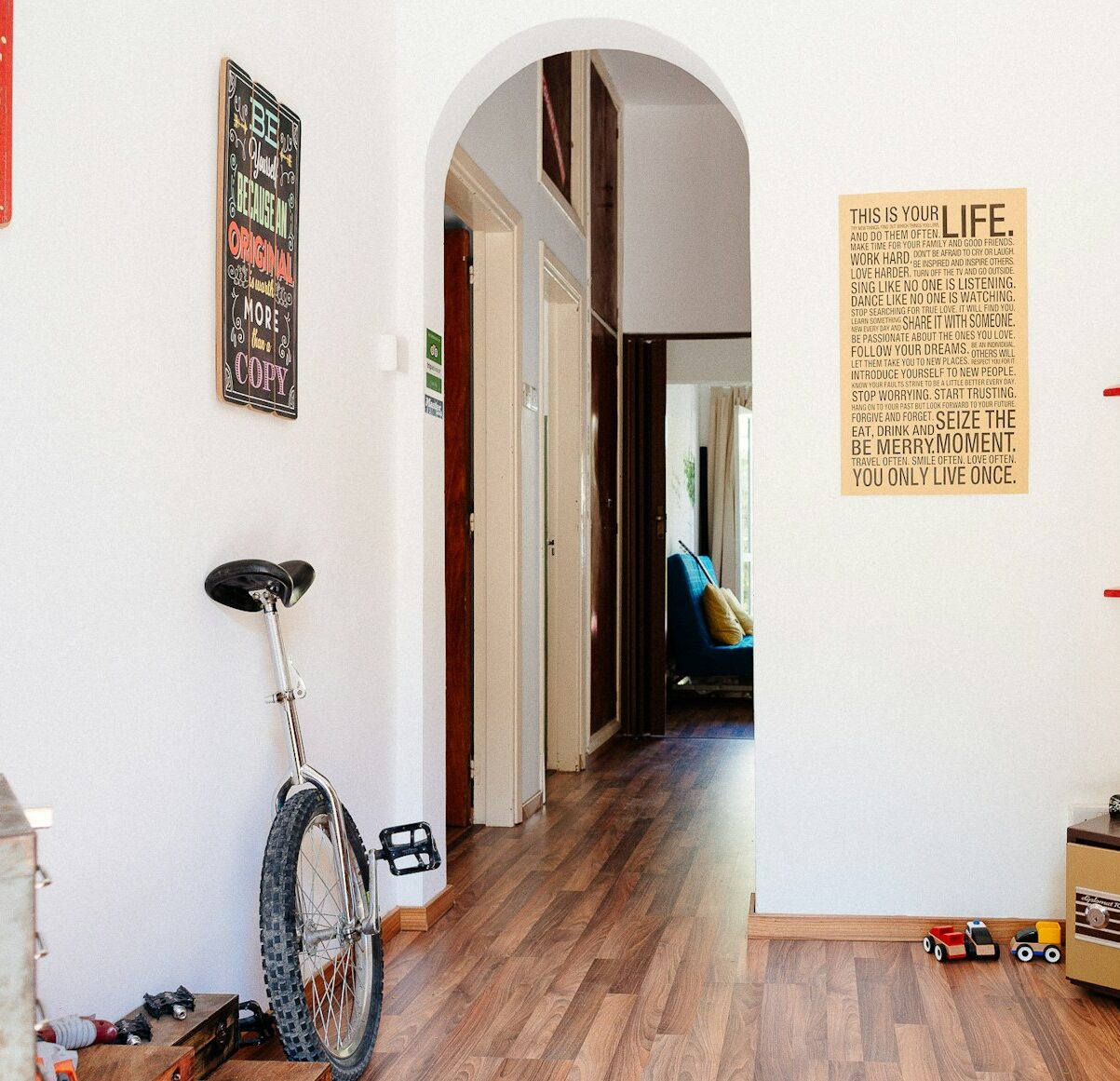 7 Narrow Entryway Decorating Ideas
