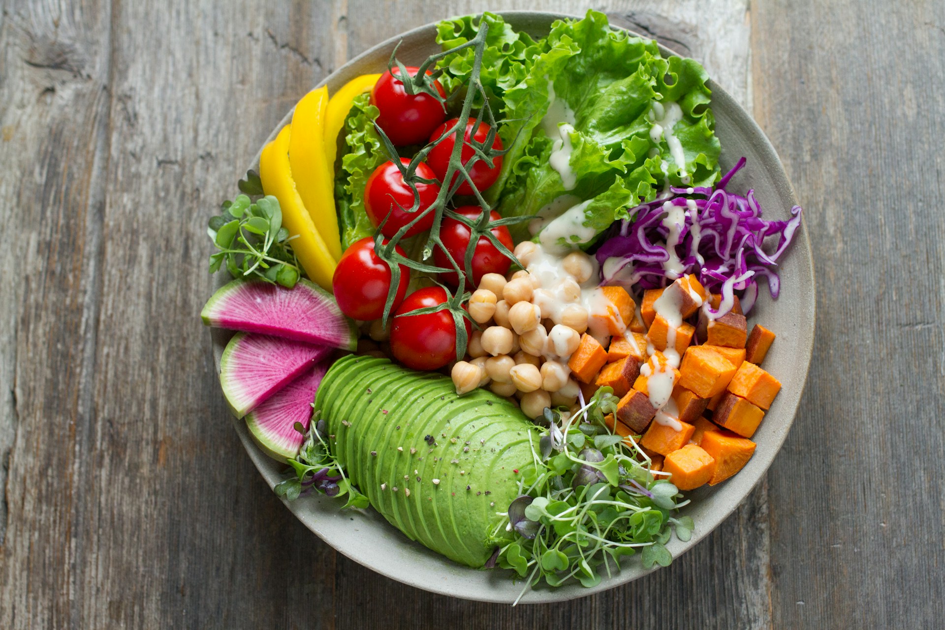 Chickpea salad with avocado, lettuce, tomatoes