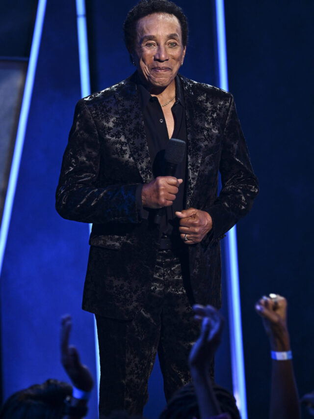 Where Does Smokey Robinson Live