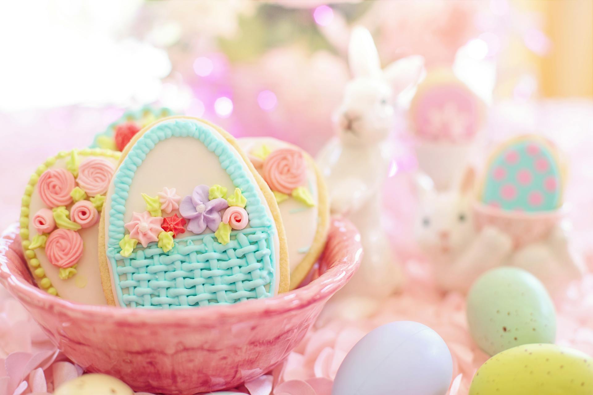 Circular Easter Egg cookies in a pink basket