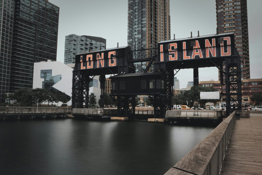 Where does Mariah Carey live? In early life she lived in Long Island.