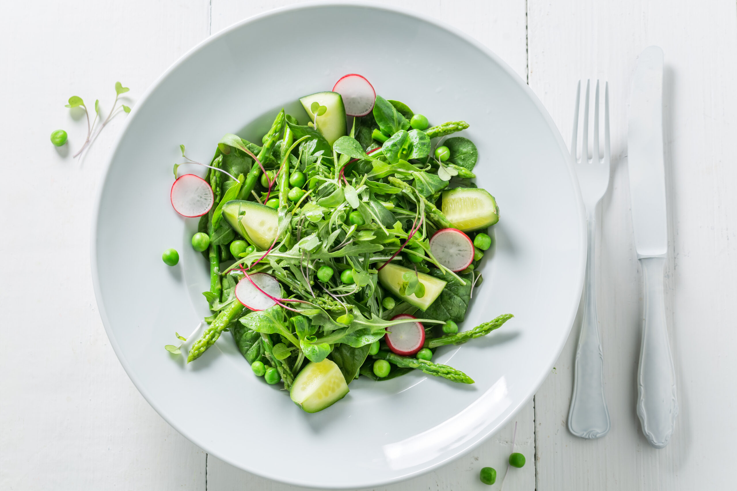 Spring green salad with spinach, radishes and asparagus