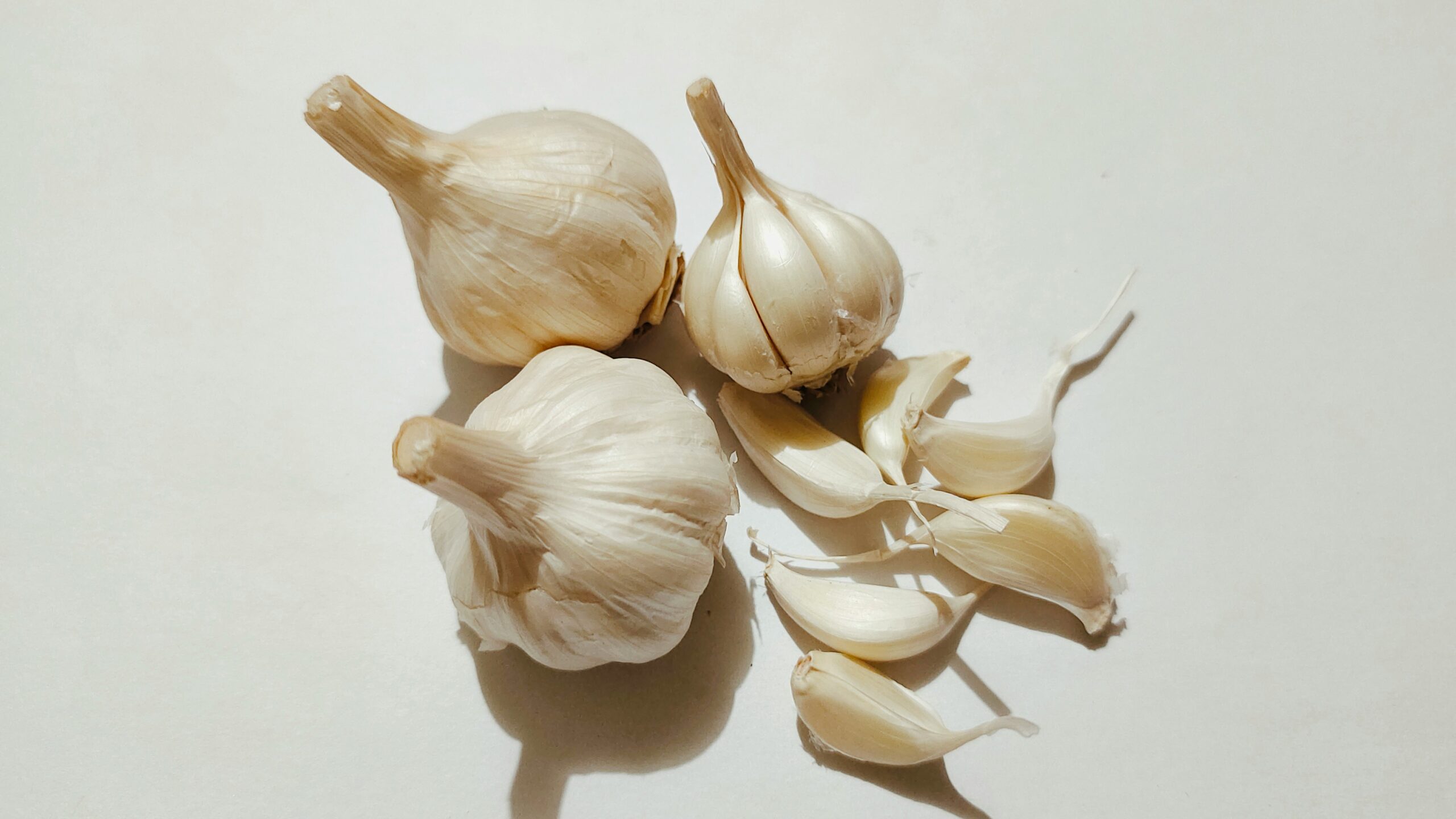 A pile of garlic cloves.
